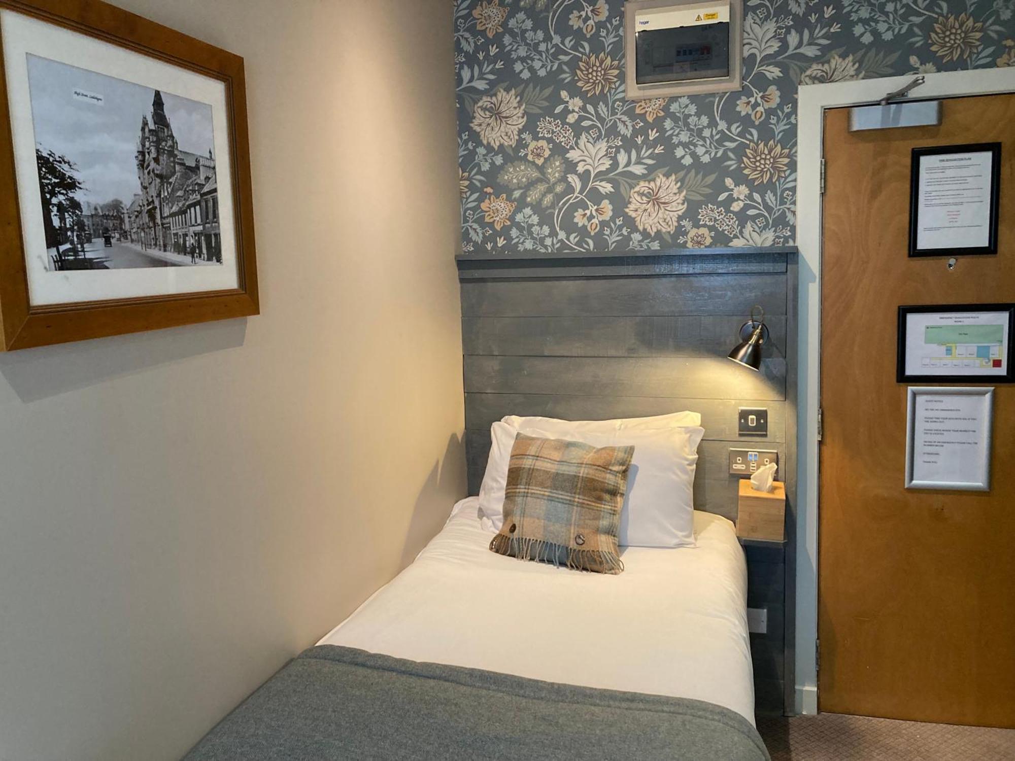 West Port Hotel リンリスゴー エクステリア 写真