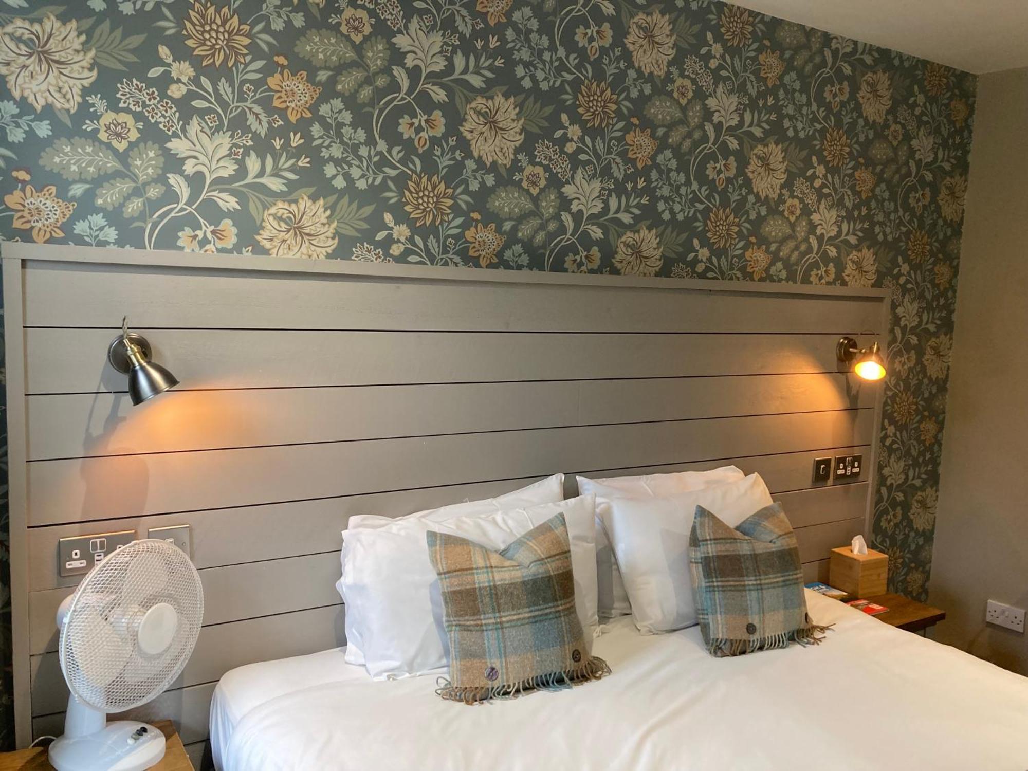 West Port Hotel リンリスゴー エクステリア 写真